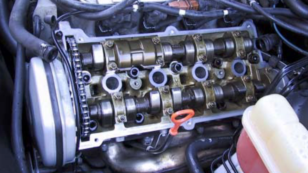 Engine with removed valve cover